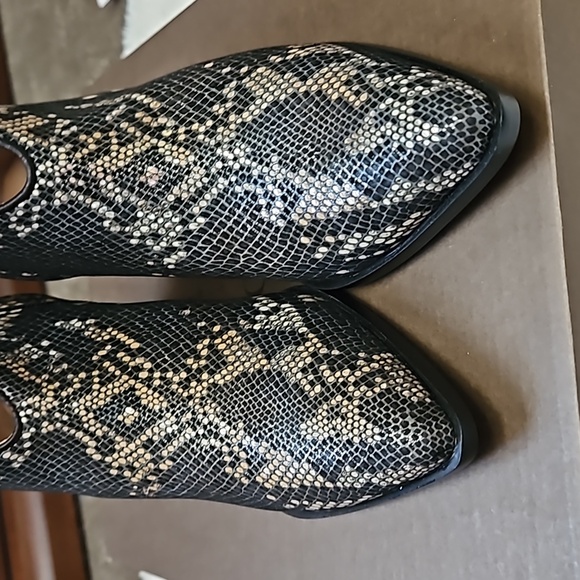 *SOLD* Paolo Westly Black Platinum Snake Print Leather Booties, size 6, NEW, NWB - Picture 7 of 16